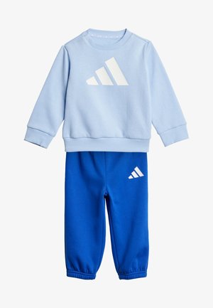 Felpa azzurra con logo Adidas bianco e pantaloni della tuta blu abbinati con logo Adidas bianco. Tessuto morbido in misto cotone.