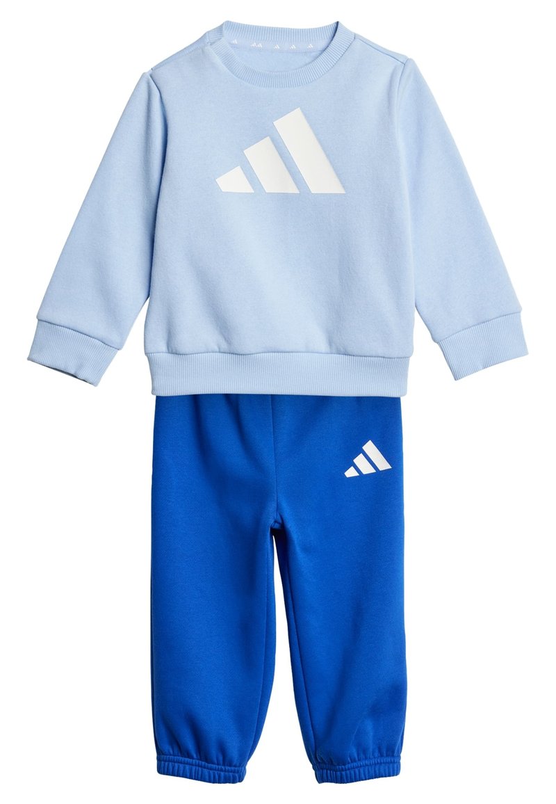 Sweatshirt bleu clair avec logo Adidas blanc et pantalon de survêtement bleu assorti avec un logo Adidas blanc. Tissu doux en mélange de coton.