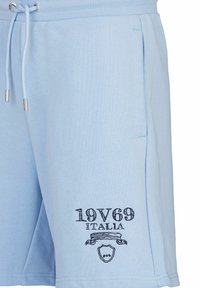 Lichtblauwe katoenen shorts met een elastische tailleband en verstelbaar koord. Inclusief marineblauwe opdruk met de tekst "19V69 ITALIA" en een schildontwerp.