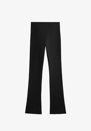 Pantaloni neri a zampa d'elefante realizzati in un tessuto liscio e elasticizzato. Presentano un'alta vita e un design pulito e minimalista senza pattern visibili.