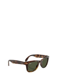Occhiali da sole tartaruga marrone con lenti verdi, caratterizzati da un design pieghevole e logo Ray-Ban sulle tempie. Materiale plastico liscio.
