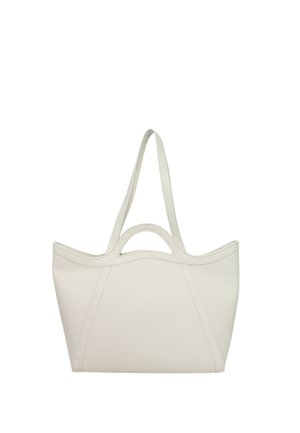 Borsa a tracolla bianca in pelle con doppio manico, design strutturato e cuciture visibili. Presenta un bordo superiore senza cuciture e un ampio interno.