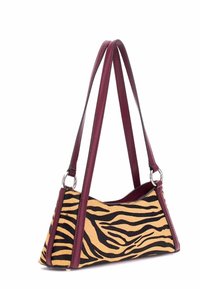 Borsa a tracolla a strisce tigre con corpo in tessuto testurizzato giallo e nero, completata da spallacci in pelle bordeaux e accessori in argento.