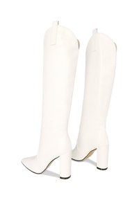 Stivali in pelle bianchi alti fino al ginocchio con tacco a blocco e punta affusolata, dotati di linguette superiori per una facile calzata.