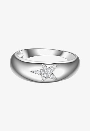 Anillo de plata con una banda lisa y redondeada, adornado con un acento en forma de estrella texturizada y pequeñas piedras transparentes.