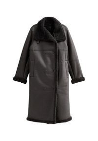 Cappotto doppiopetto in tessuto grigio scuro con bordi in pelliccia, dotato di un ampio colletto, due tasche frontali e una vestibilità rilassata.