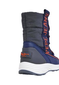 Botín de estilo puff azul con el logo naranja de "Pepe Jeans" en el lado, con un upper texturizado, suela acolchada y tacón elevado.