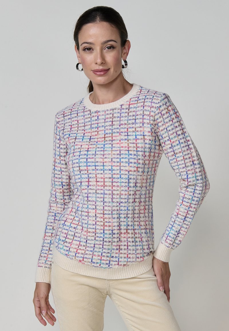 Pull en tricot cream avec un motif de grille multicolore texturé, dotée d'un col rond et de manches longues avec des poignets côtelés.