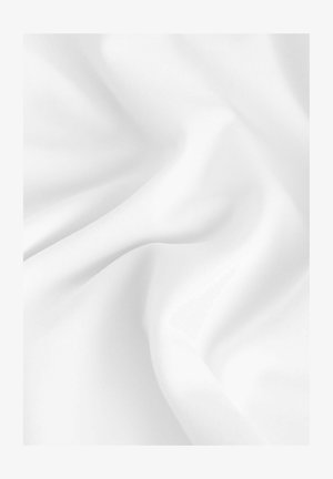 Weißer Stoff mit einer glatten, weichen Textur, die sanfte Falten und einen subtilen Glanz zeigt und auf ein leichtes und flexibles Material hinweist.