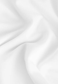 Valkoinen kangas, jossa on sileä pinta, hienovaraisia aaltoja ja laskoksia, heijastaa valoa pehmeällä kiillolla. Sopii erinomaisesti erilaisiin tekstiilisovelluksiin.