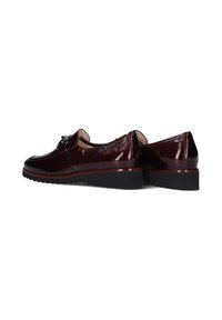 Bordeaux patenten leren schoenen met een slank ontwerp, ronde neus, zwarte rubberen zool en decoratieve hardware op de wreef.