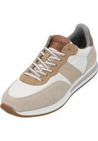 Sneaker med ovandel i vitt läder, accenter i tan mocka, grå tunga och ljusbrun häl. Har texturerade snören och en gummisula.