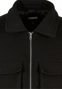Veste en laine noire avec col, fermeture éclair argentée à l'avant et deux poches poitrine à rabat, étiquetée Urban Classics.