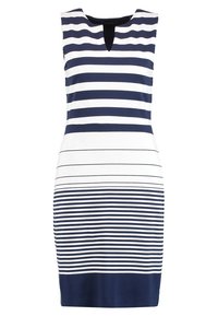 Hihaton valkoinen mekko, jossa on vaihtelevaa tummansinistä vaakaraidallista painatusta ja pieni V-mallinen kaula-aukko.