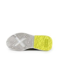 Semelle de chaussure en caoutchouc texturé gris et blanc, avec une section jaune vif affichant un motif géométrique et un logo.