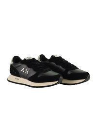 Schwarze Sneakers aus einer Mischung von Leder und Wildleder, mit grauem Akzent, Schnürdesign, gepolsterter Sohle und Logodetail auf der Zunge.
