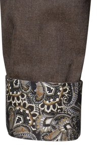 Cuff in tessuto marrone con un accentuato motivo caratterizzato da intricate curve paisley nei colori nero, oro e crema.