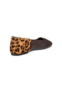 Chaussure plate au corps en cuir noir élégant et à l'arrière en fausse fourrure léopard, mettant en valeur un design stylé et contemporain.