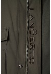 Ciemnozielona, trwała kurtka z widocznym zapięciem na zamek, wyszywane logo "LANCERTO", kieszeń boczna i gładka faktura.