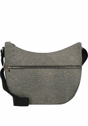 Borsa a spalla in materiale testurizzato nero e crema, con silhouette curva, tracolla regolabile e tasca con zip frontale.