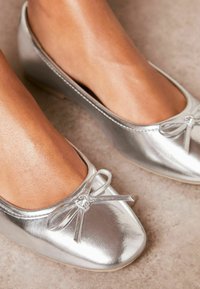 Lipsy REGULAR FIT - Balerina cipők - silver