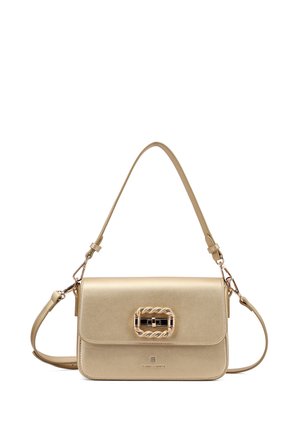 Borsa a tracolla in pelle dorata con patta rettangolare, fibbia attorcigliata in tono oro e tracolla regolabile su sfondo bianco.