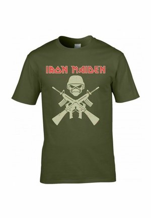 Oliivinvihreä puuvillapaita, jossa on keskimmäinen kuvasto, jossa on kypärää käyttävä pääkallo, jota ympäröivät ristiin asetetut kiväärit ja "IRON MAIDEN" -teksti punaisena.