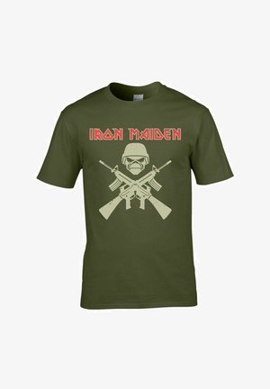 Oliwkowa bawełniana koszulka z centralnym motywem czaszki w hełmie, otoczonej skrzyżowanymi karabinami oraz napisem "IRON MAIDEN" w kolorze czerwonym.