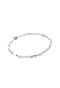 Orecchino ad anello in argento con forma circolare, superficie liscia e una apertura per un facile inserimento. Presenta un piccolo dettaglio a forma di cuore per la chiusura.