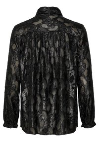 Svart genomskinlig blus med ett texturerat mönster. Har långa ärmar, ståkrage och veck bak för extra detalj och flöde.