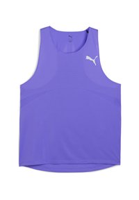 Top atlético morado sin mangas con un escote redondeado, fabricado en un tejido transpirable y con un logo blanco reflectante en el pecho. Textura suave, diseño sin mangas.