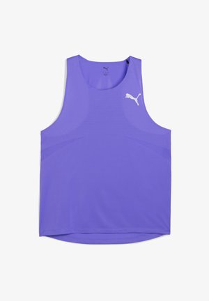 Débardeur de sport violet avec un col rond, en tissu respirant, et un logo blanc réfléchissant sur la poitrine. Texture lisse, design sans manches.