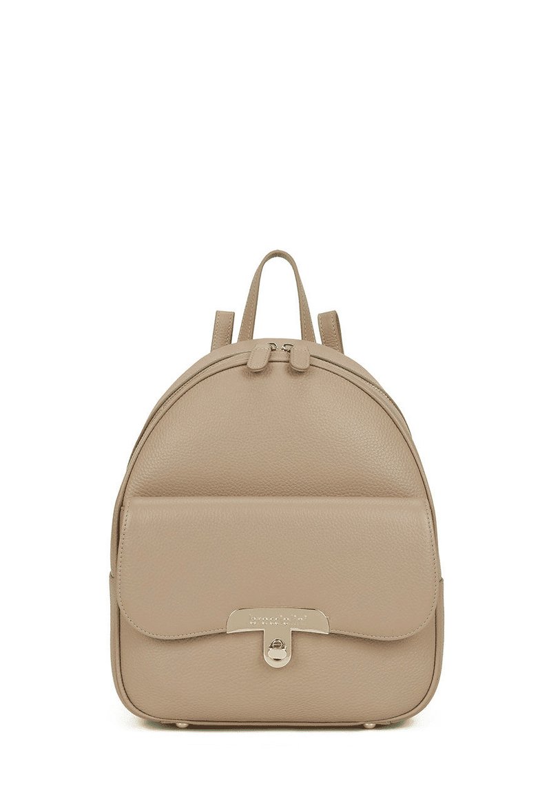 Sac à dos en cuir beige de forme arrondie, fermeture à double fermeture éclair, poche à rabat avant et accent métallique. Texture lisse. Deux poignées supérieures.