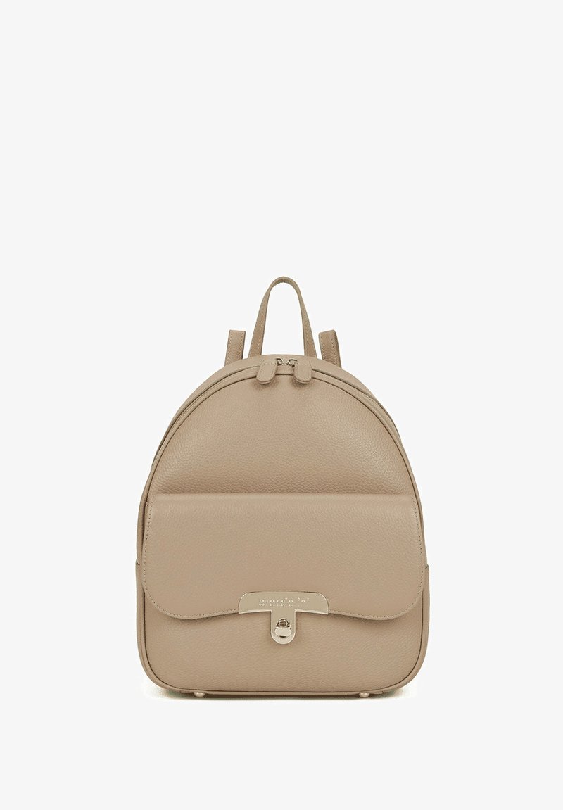 Sac à dos en cuir beige de forme arrondie, fermeture à double fermeture éclair, poche à rabat avant et accent métallique. Texture lisse. Deux poignées supérieures.