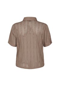 Koszula z krótkim rękawem w jasnobrązowym kolorze, z teksturowanym wzorem dzianiny w kształcie diamentów, z kołnierzykiem w szpic i luźnym krojem.