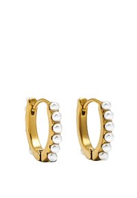 Złote kolczyki koła z fakturowaną powierzchnią i naprzemiennie rozmieszczonymi małymi srebrnymi koralikami na krawędzi, tworzącymi szczegółowy dekoracyjny wzór.