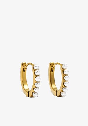 Złote kolczyki koła z fakturowaną powierzchnią i naprzemiennie rozmieszczonymi małymi srebrnymi koralikami na krawędzi, tworzącymi szczegółowy dekoracyjny wzór.