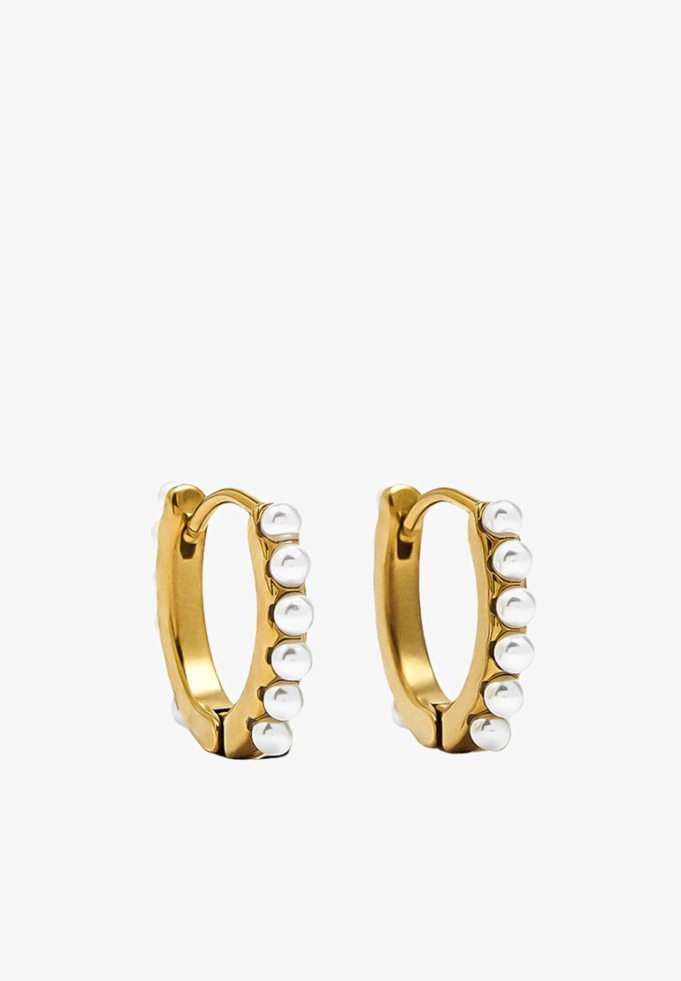 Złote kolczyki koła z fakturowaną powierzchnią i naprzemiennie rozmieszczonymi małymi srebrnymi koralikami na krawędzi, tworzącymi szczegółowy dekoracyjny wzór.