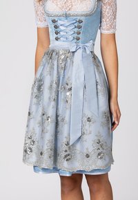 Hellblaues Dirndl mit Spitzenärmeln, einem samtartigen Mieder, silberner Stickerei und einer Satinschleife in der Taille, das mit einem floralen Muster verziert ist.