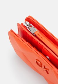 Calvin Klein RE LOCK QUILT BIFOLD WALLET - Maks - flame