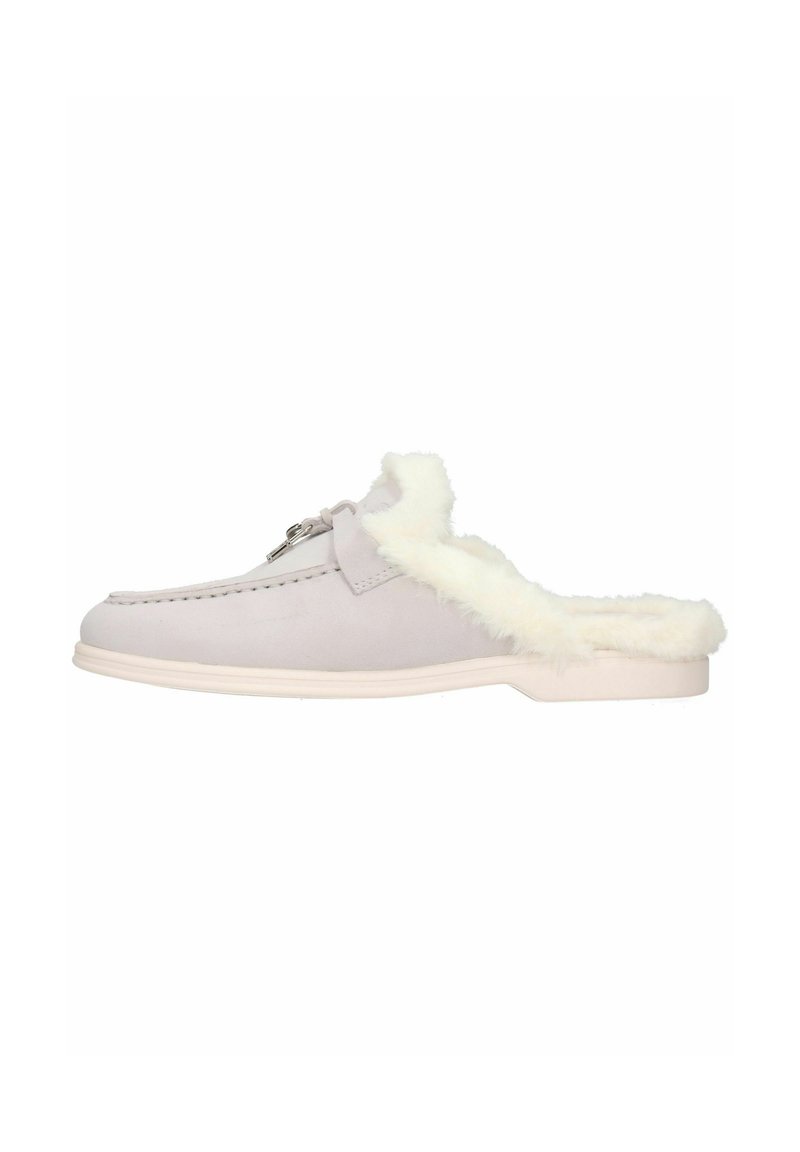 Zoccoli leggeri grigi chiari con colletto foderato in pelliccia, superiore in suede liscio, cinghia decorativa e suola in gomma bianca resistente.