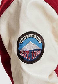 Karl Kani CHEST SIGNATURE BLOCKCOLLEGE - Giubbotto Bomber - darkred offwhite