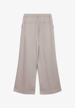 Pantalon beige à jambes larges avec une ceinture élastique, deux poches arrière et un tissu lisse et texturé. Ourlet plat en bas.