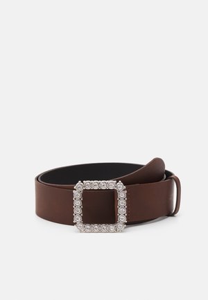 Ceinture en cuir marron foncé avec une boucle carrée en argent ornée de pierres précieuses rondes et claires, présentée enroulée sur un fond blanc.