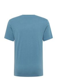 Niebieska koszulka z krótkim rękawem, wykonana z miękkiego materiału, z okrągłym dekoltem i prostym, nieozdobionym wzorem oraz prostym wykończeniem.