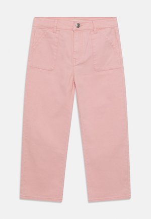 Ροζ παντελόνι με ίσια γραμμή, εμπρόσθιες τσέπες με καπάκι, θηλιές για ζώνη και μεταλλικό κουμπί κλεισίματος σε λευκό φόντο.