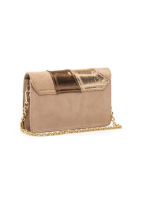 Bolso de mano de ante beige con detalles metálicos en bronce y oro en la solapa, cuenta con una correa para el hombro de cadena dorada, orientación inclinada.