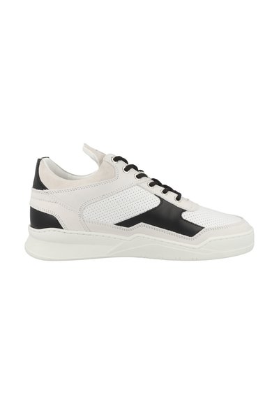 Vita och svarta lädersneakers med perforerade paneler, rund tå, snördesign och en texturerad sula. Mjukt material, strömlinjeformad silhuett.