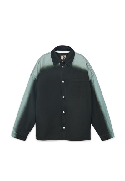 Pitkähihaiset nappipaidat, joissa on musta etuosa ja alasuet, jotka haalistuvat vaaleanvihreiksi hartioissa ja ylähihoissa. Paidassa on rintatasku.