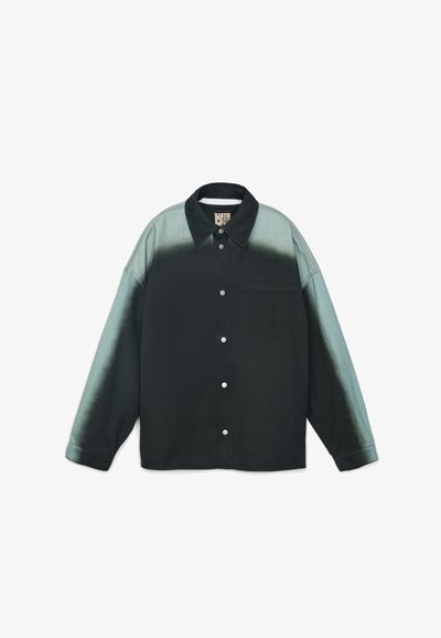 Camicia a maniche lunghe con bottoni, frontale e maniche inferiori neri che sfumano in spalle e maniche superiori di un verde chiaro, dotata di taschino sul petto.